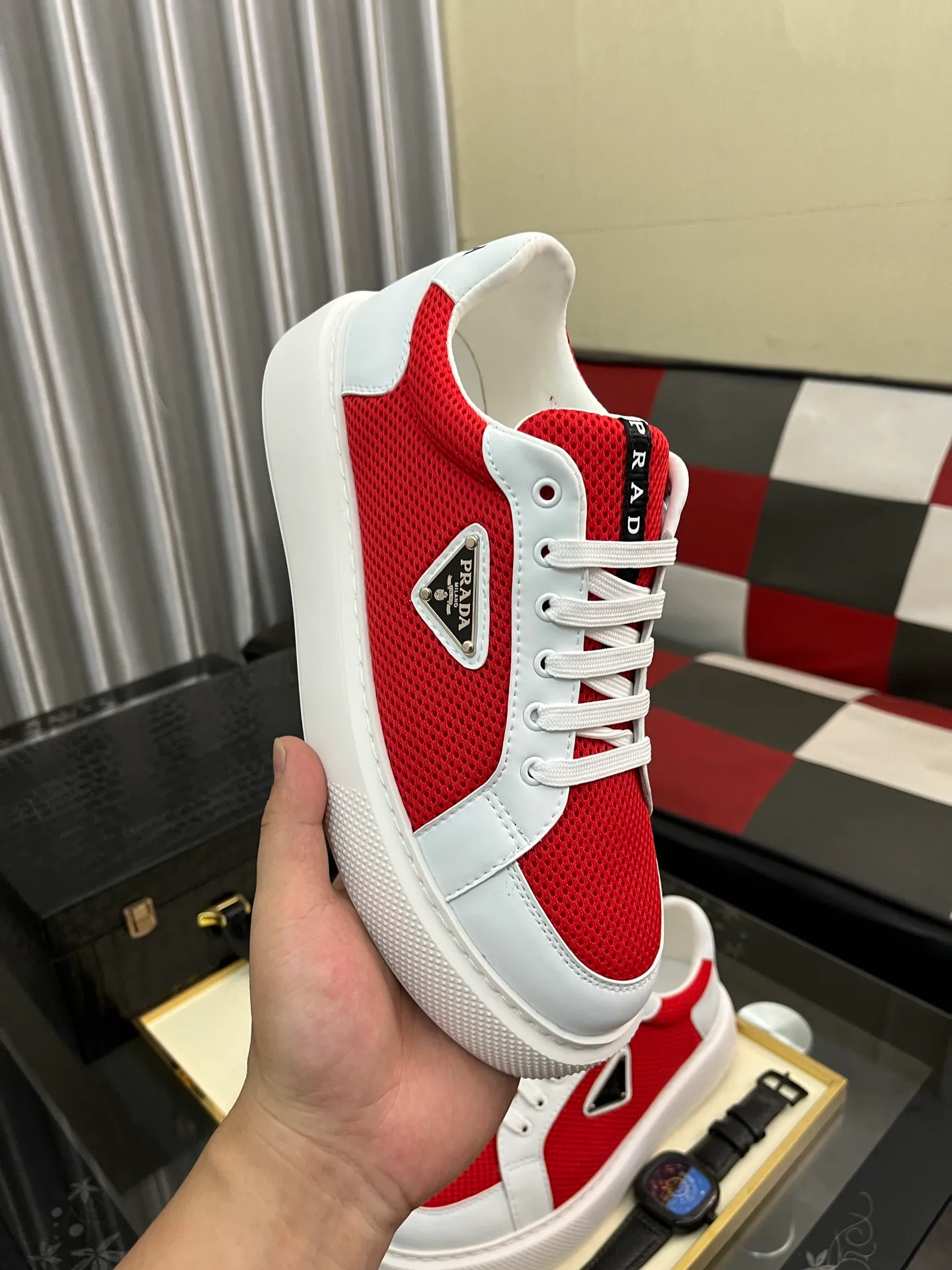 Men's men's shoes💰580⌚️⌚️Prada Prada early spring new model, top original quality, Prada casual sports shoes, made of imported solid color patent leather, spliced mesh cowhide upper, three-dimensional geometric segmentation, multi-color splicing, fashionable and generous, soft, comfortable and breathable. The tongue is decorated with classic letter logo, with fabric lining, cowhide foot pads, matched with P family's exclusive rubber outsole, upper material, breathable knitted fabric imported from Italy The delicate texture is super high-end! Fetal cowhide lining, super soft and comfortable, original molded outsole Size: 38-446️⃣ colors available